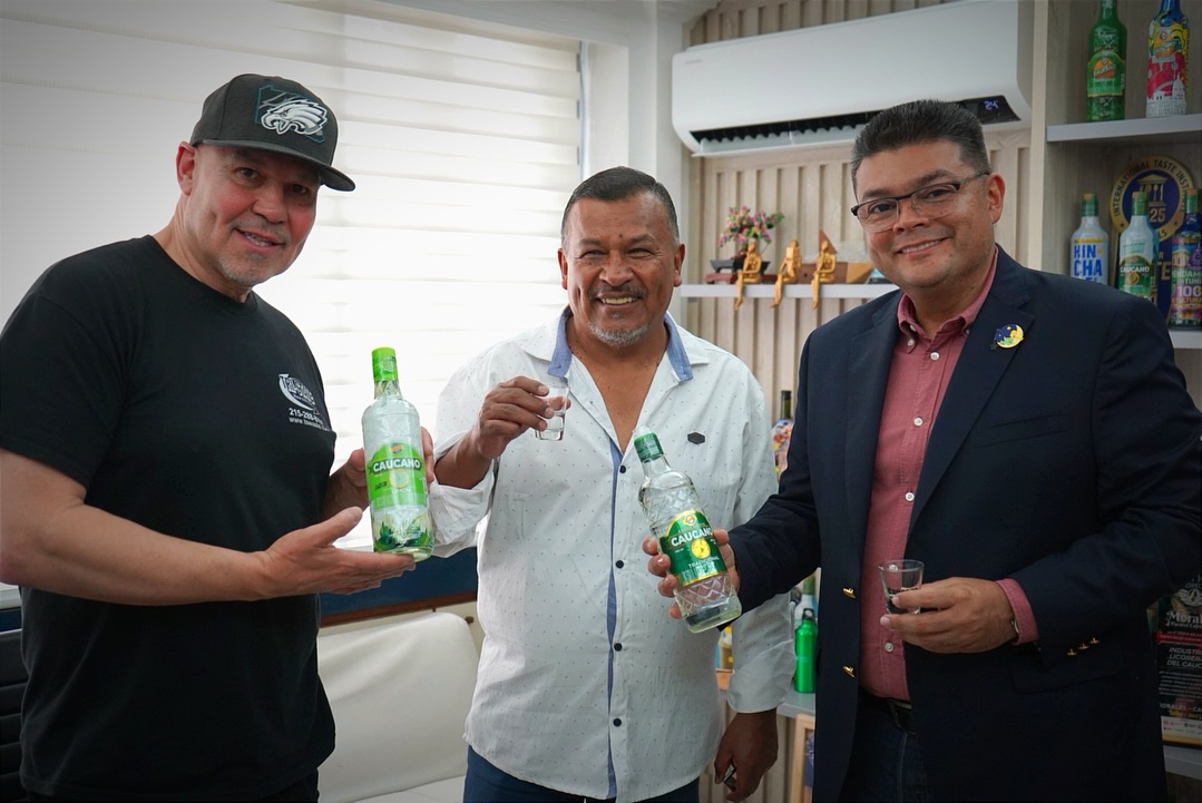 El cantante puertorriqueño Edgar Joel visitó la Industria Licorera del Cauca, recorrió nuestras instalaciones y conociendo la elaboración de nuestros productos.